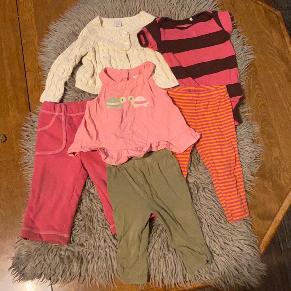 6 for $17🎉 6-12 Month Baby Bundle features 3 pants , 1 onsie, blouse & sweater